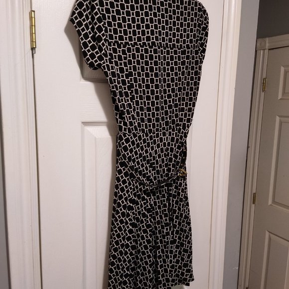 Laura Petite size 4 checkered design dress with attached belt. - Picture 4 of 8